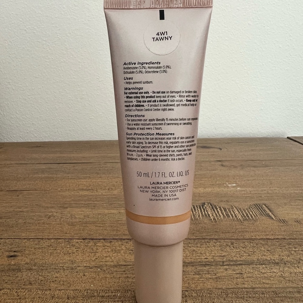 Laura Mercier tinted moisturizer light revealer natural skin Illuminator 4w1 - Picture 2 of 2